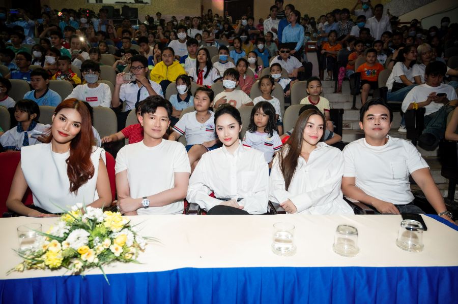 Lan Khue Duoc Si Tien Huong Giang Ho Ngoc Ha Tran Thanh Trung 2