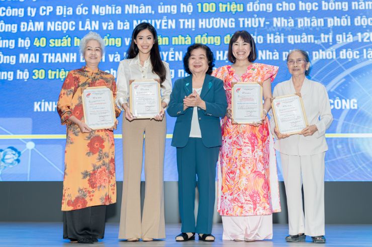 Tien Nguyen Dai Dien Ippg Len Nhan Thu Cam On Tu Ba Truong My Hoa 1 1