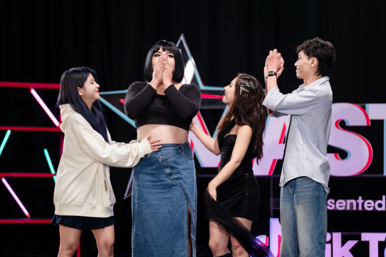 10. Be 7 Bat Ngo Khi Duoc Goi Ten Trong Top 3 Thi Sinh Xuat Sac Nhat Linh Vuc Entertainment