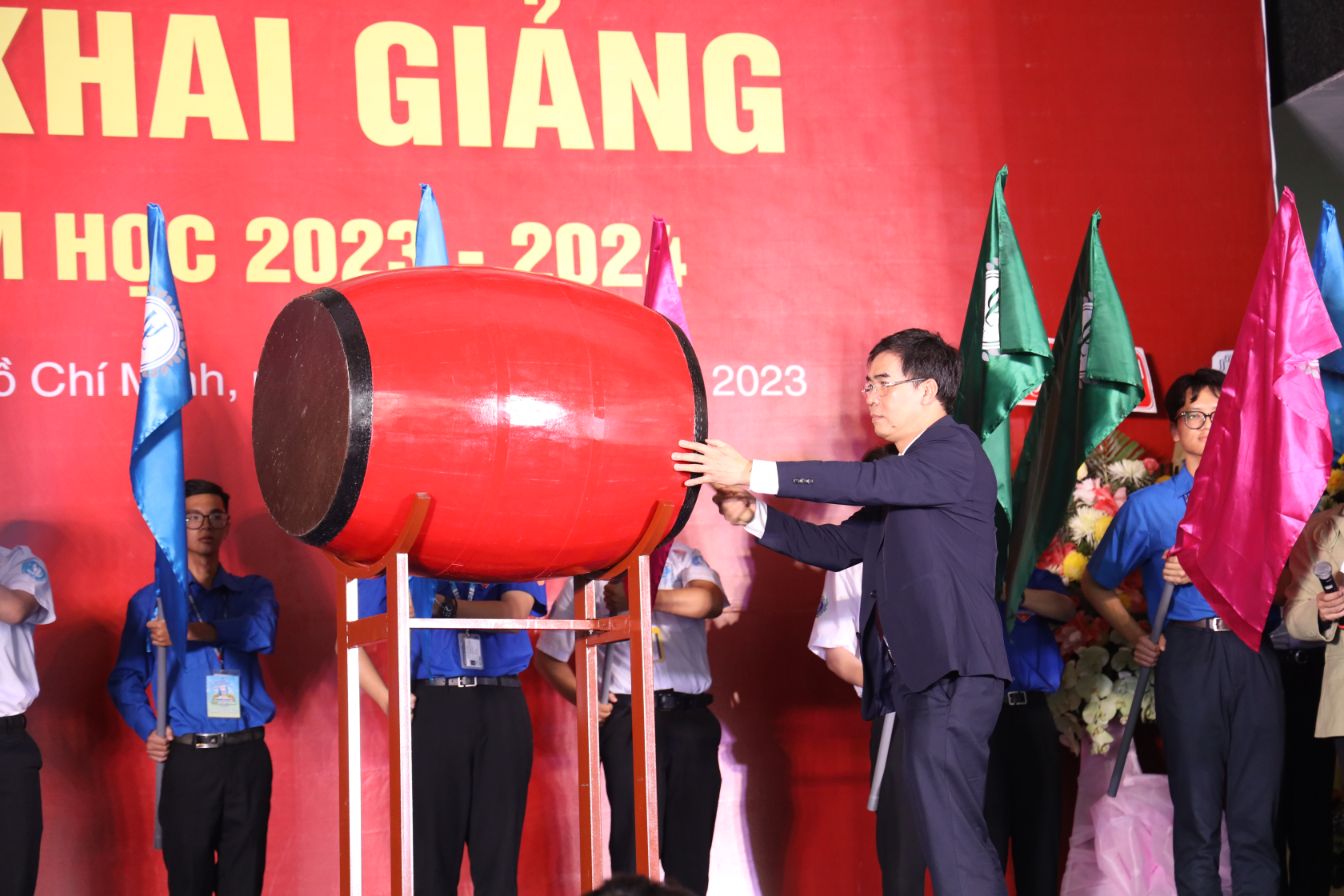 2 Ts. Le Truong Son Hieu Truong Truong Dai Hoc Luat Tp.hcm Danh Trong Khai Giang Chao Mung Nam Hoc Moi 2023 2024 2