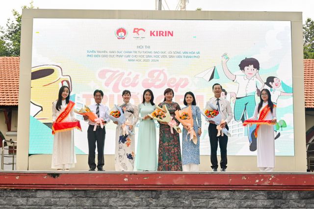 Cac Dai Dien Ban Nganh Duoc Trao Tang Hoa Tai Buoi Le 1