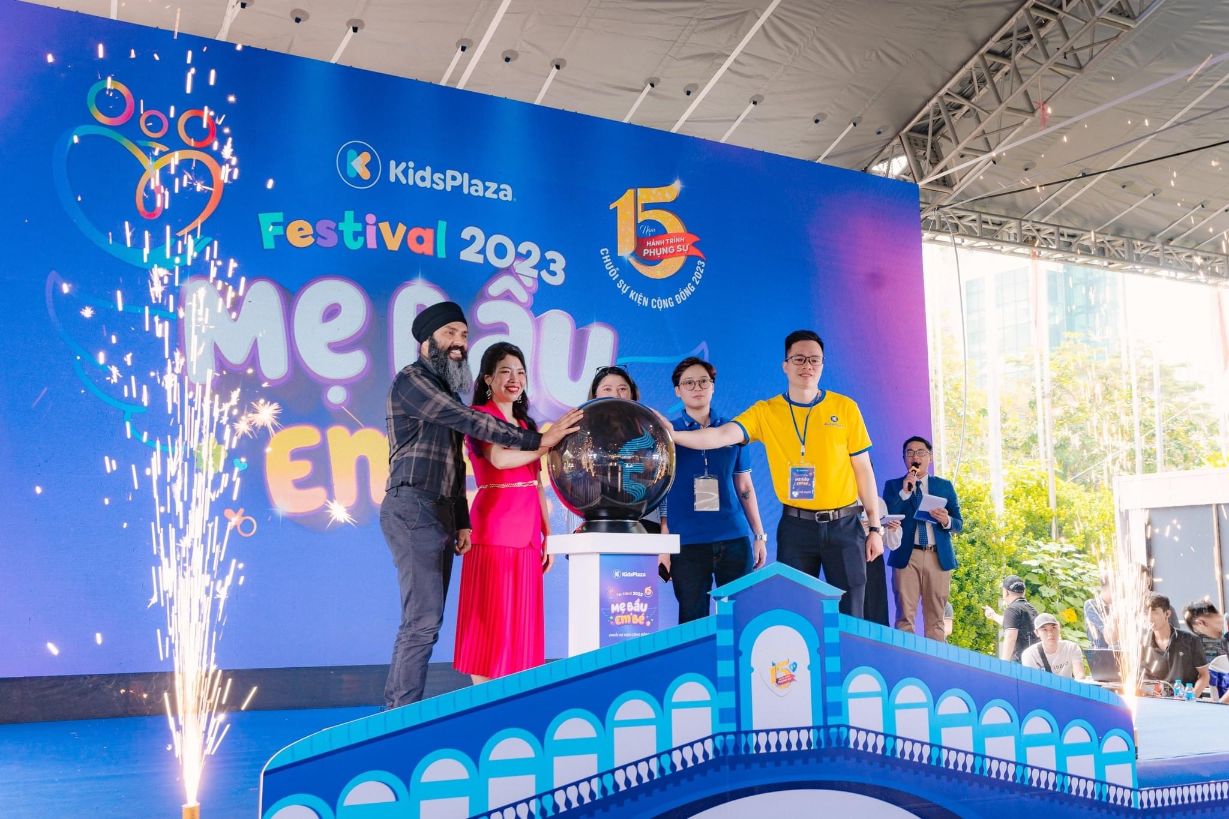 Cac Dai Dien Cua Kidsplaza Cung Huan Luyen Vien Yoga Gurdev Singh Ngoai Cung Ben Trai Khai Mac Su Kien Festival Me Va Em Be 2023 Tai Cung The Thao Quan Ngua Ha No 1 2