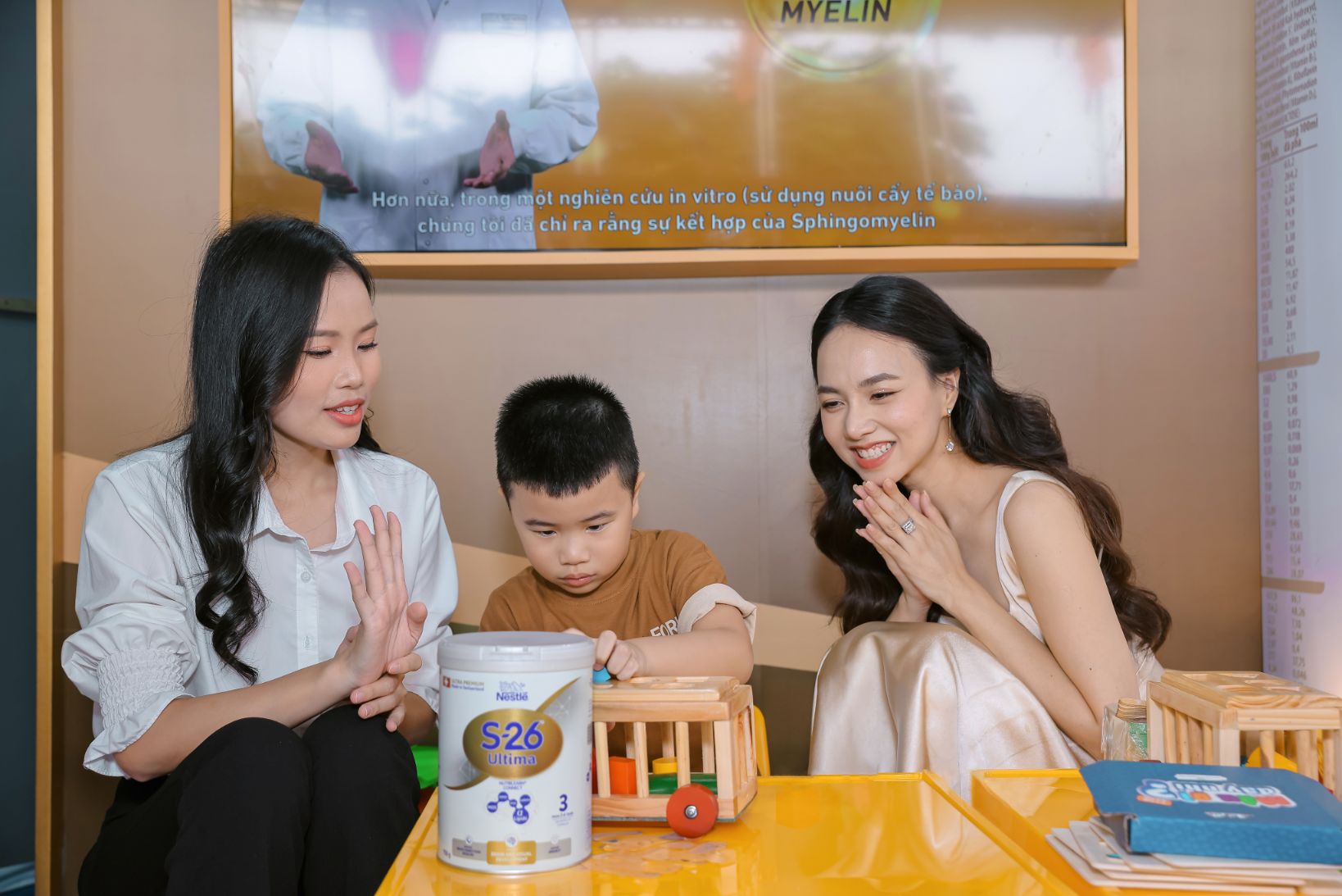 Dien Vien Dinh Ngoc Diep Cung Con Tham Gia Tro Choi Ho Tro Phat Trien Tri Nao Do Nhan Hang Nestle S 26 Ultima To Chuc Tai Su Kien 1