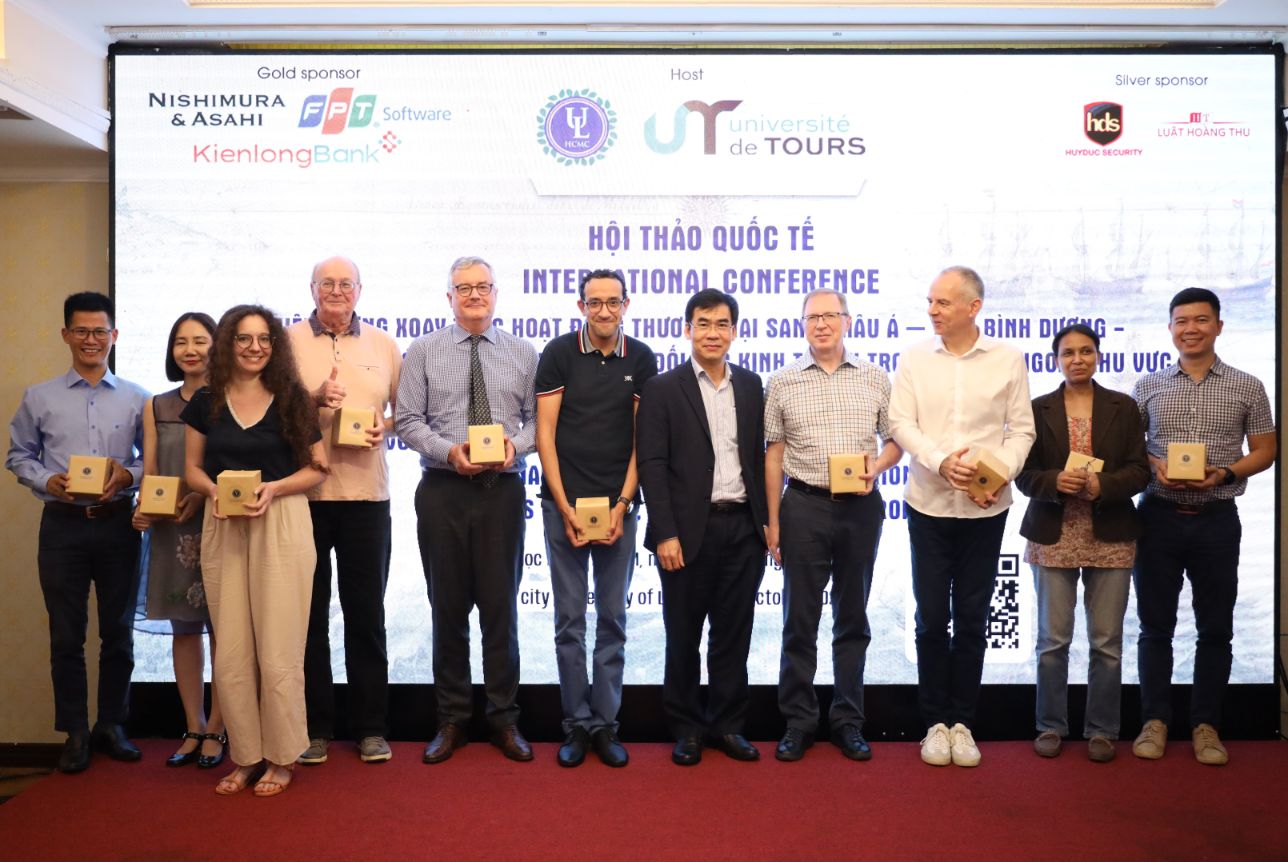 Ts. Le Truong Son Hieu Truong Tang Qua Luu Niem Cho Cac Chuyen Gia Quoc Te 1