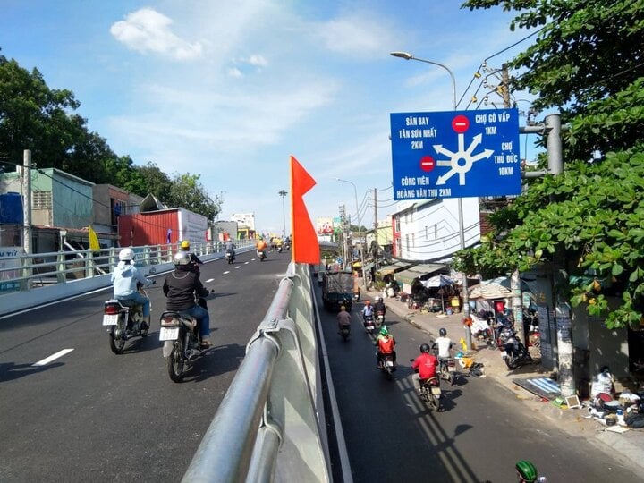Du Kien Cam Xe May Len Cau Vuot Cua Ngo Tan Son Nhat 1