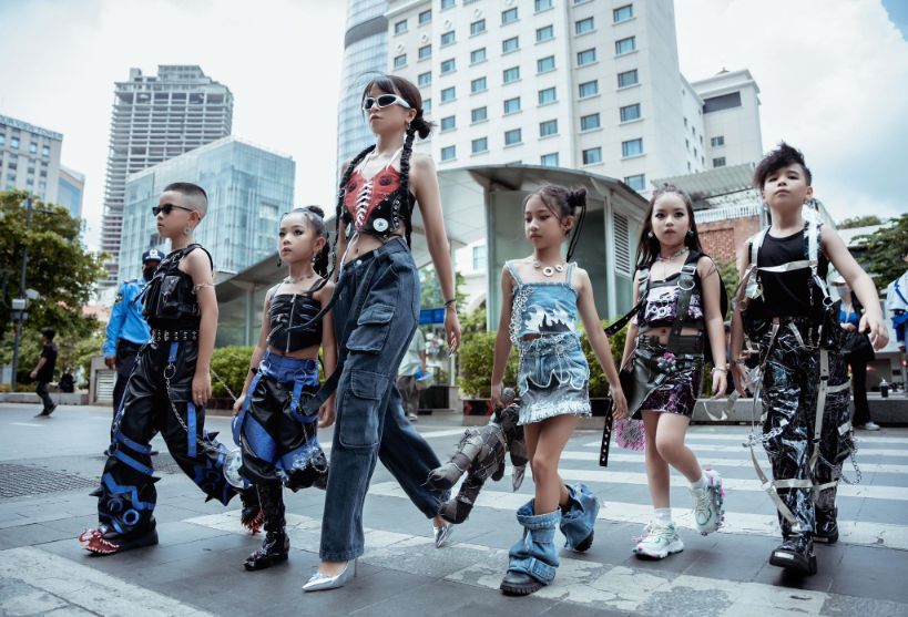 3.5. Nhung Bo Trang Phuc Lam Tu Vat Lieu Tai Che Cua Ntk Pham Tran Thu Hang 1