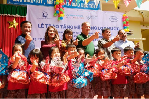 Anh Chup Tap The Voi Nha Tai Tro.1