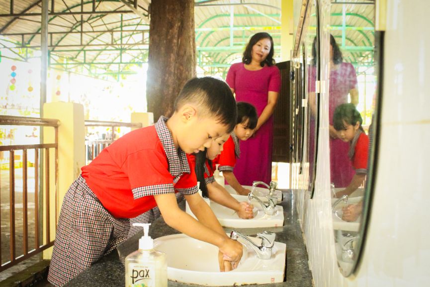 Tre Em Duoc Day Rua Tay Dung Cach Tu Nguon Nuoc Sach