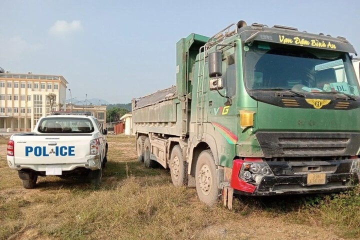 Tai Xe Duong Tinh Voi Ma Tuy Lai O To Tai Dam Xe Tuan Tra Cua Csgt Tinh Hoa Binh 1