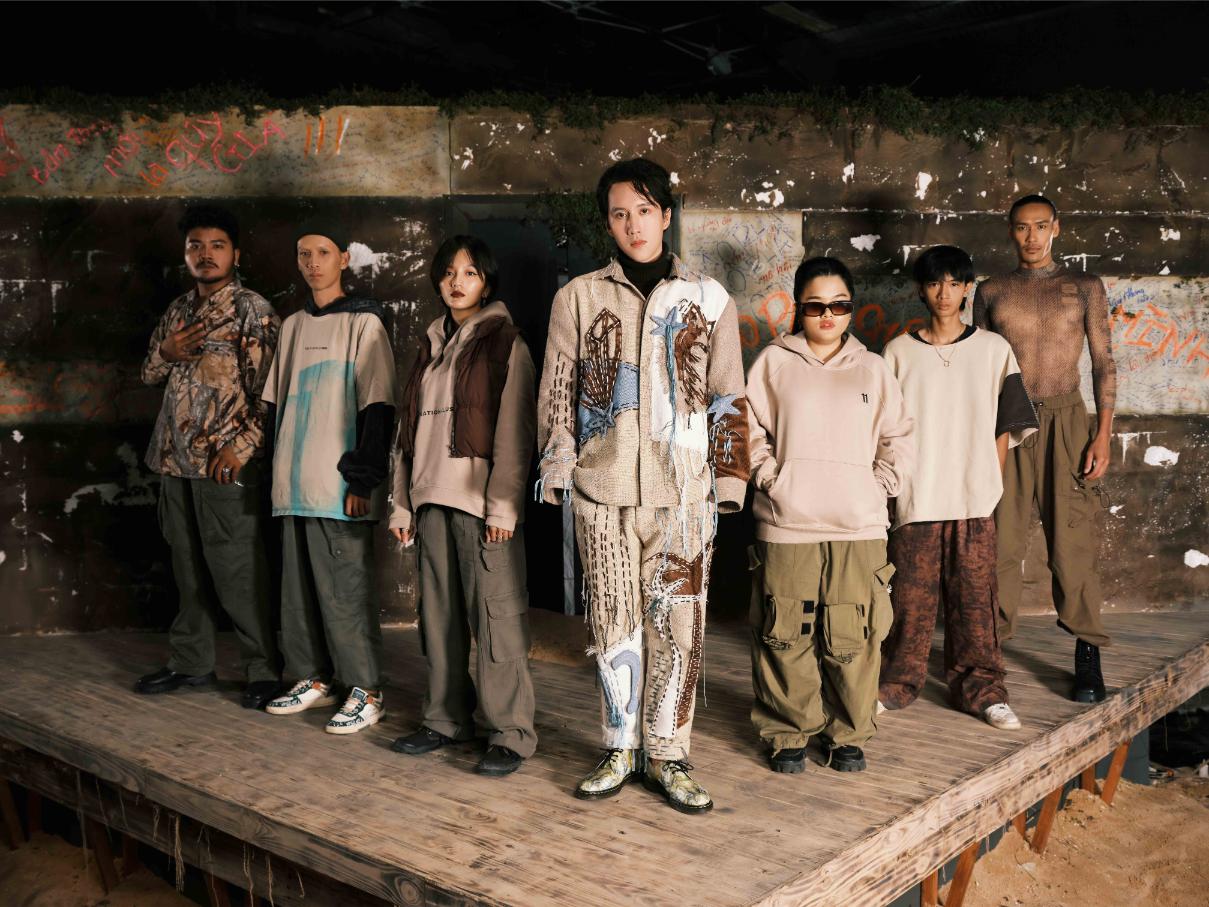 Ca Si Vp Bavuong Va Cac Dien Vien Trong Mv Xuong Rong 2