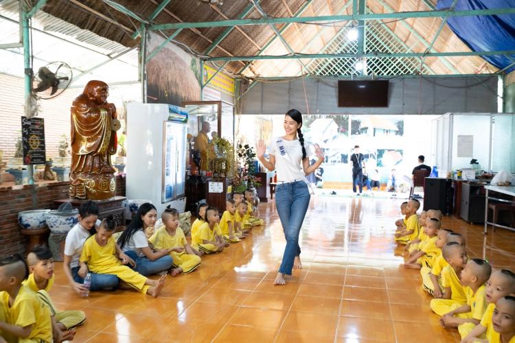 DSC00036 Hoàng Nhung gần gũi cùng các em nhỏ tại Mái ấm Đức Quang, Bến Tre