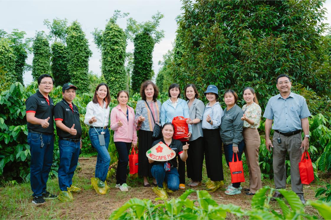 Dai Dien Hoi Lhpn Viet Nam Va Nestle Viet Nam Tham Thuc Te Chi Nest Va Truong Nhom Nong Dan Nu Chuong Trinh Nescafe Plan Tai Dak Lak Thang 10.2023