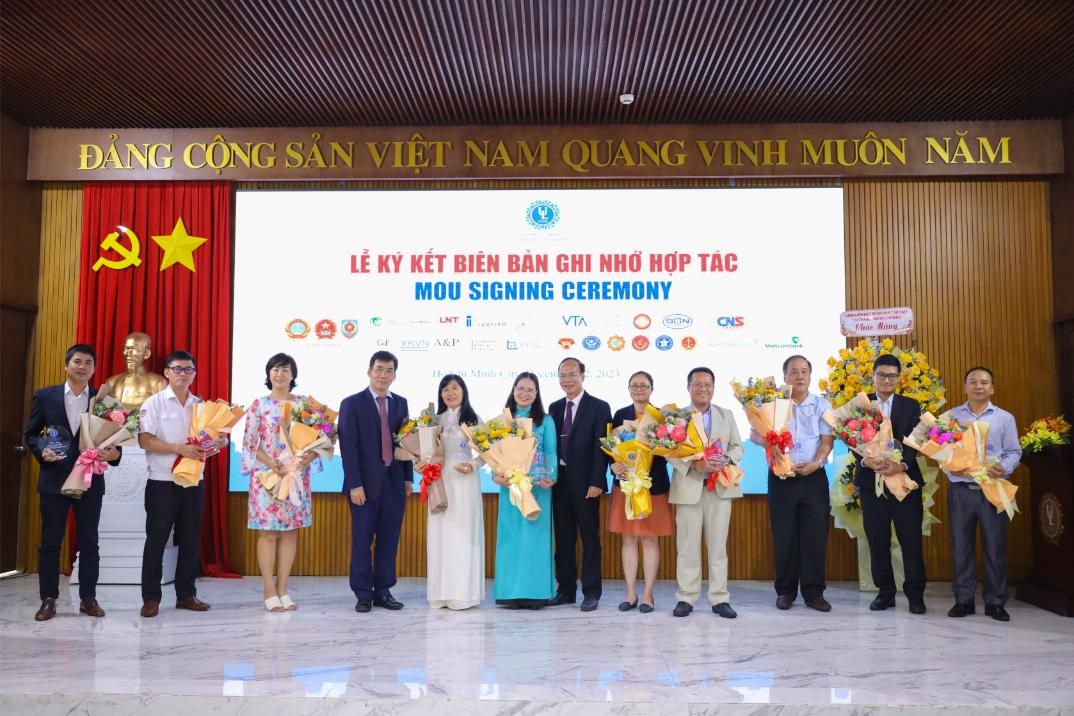 Dai Dien Cac Don Vi Cung Nhau Chup Hinh Luu Niem 2