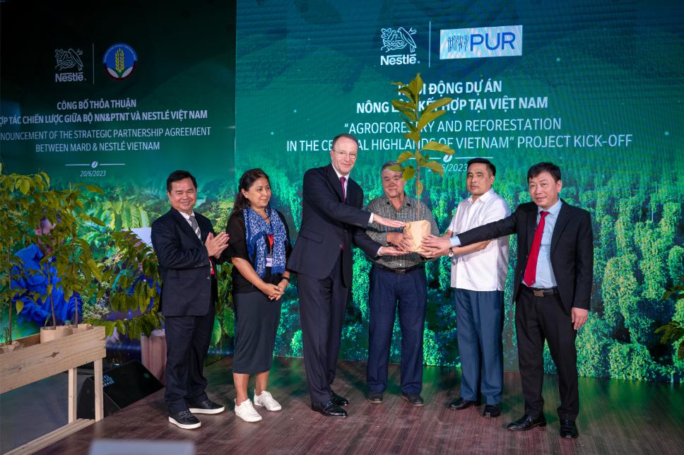 Giam Doc Dieu Hanh Tap Doan Nestle Ong Mark Schneider Cong Bo Khoi Dong Du An Canh Tac Ca Phe Ben Vung Theo Mo Hinh Nong Lam Ket Hop Tai Viet Nam