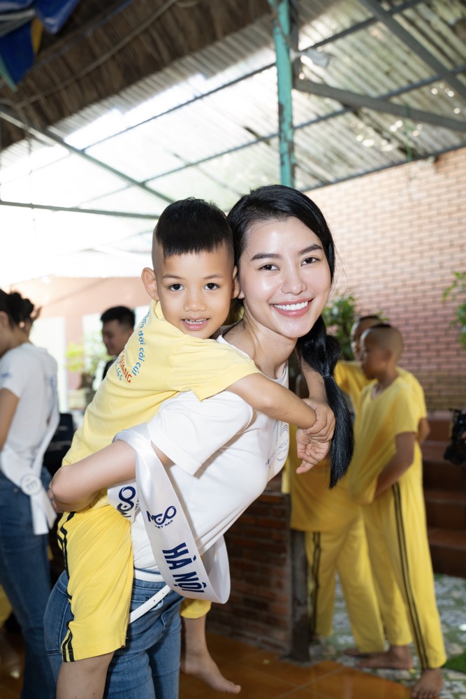 IMG 3349 1 Hoàng Nhung gần gũi cùng các em nhỏ tại Mái ấm Đức Quang, Bến Tre