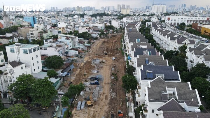 Dinh Chi Tai Xe Xe Buyt Cam Gay Sat Xuong Duong Noi Chuyen Voi Tai Xe O To 1