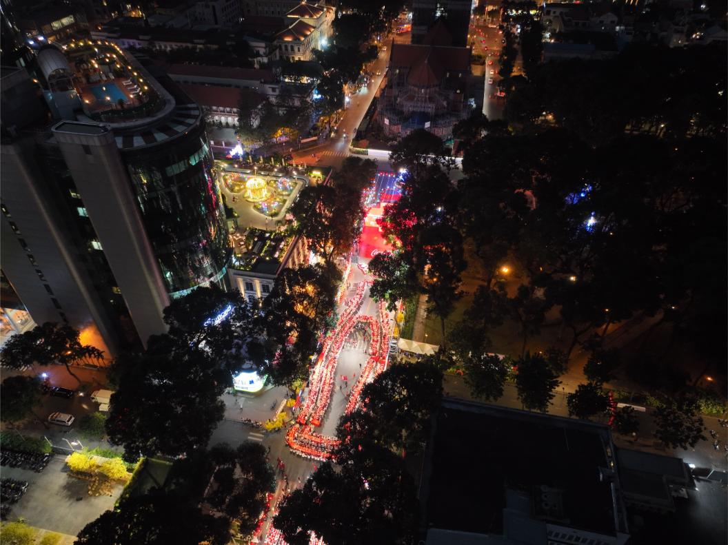 Ban Tiec Tet Dieu Ky Nhin Tu Tren Cao