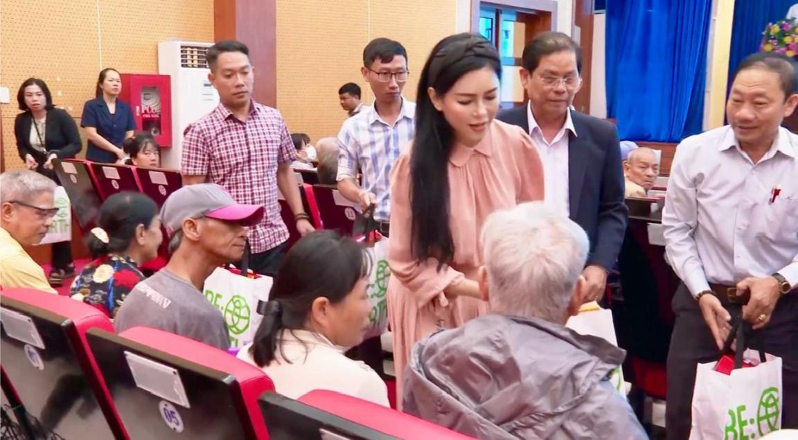 Ceo Le Hong Thuy Tien Trao Qua Tet Cho Nguoi Ngheo 1 1