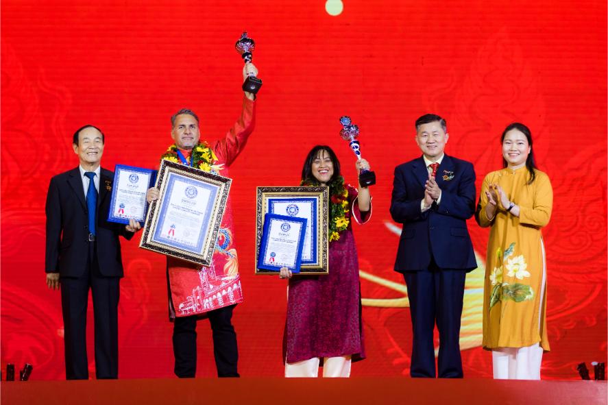 Dai Dien Coca Cola Nhan Chung Nhan Ky Luc