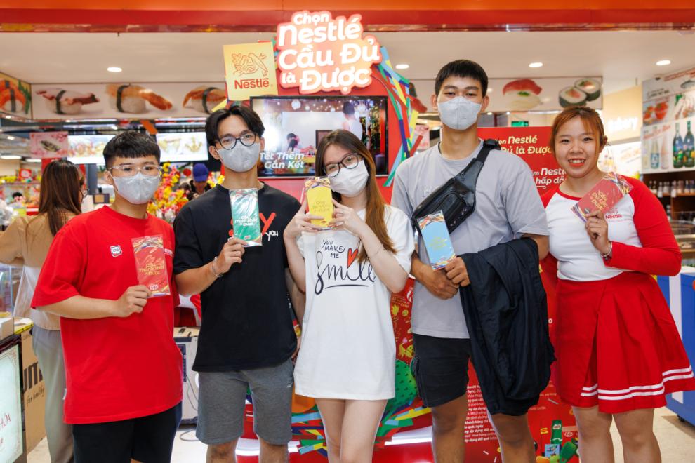 Khach Hang Tham Gia Doi Qua Va Thu Suc Voi Nhieu Hoat Dong Tro Choi Tuong Tac