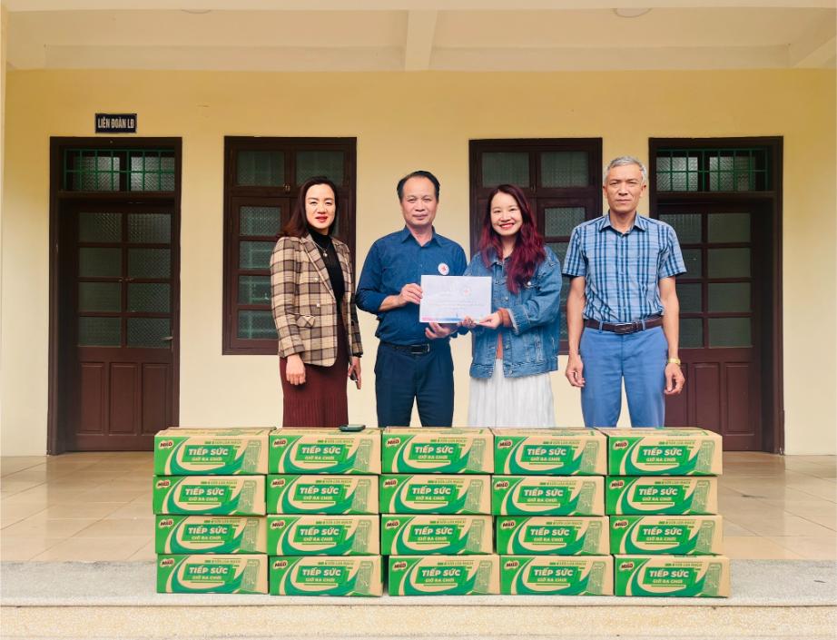 Nestle Viet Nam Cung Hoi Chu Thap Do Thi Xa My Hao Tinh Hung Yen Tang Qua Tet Den Gia Dinh Co Hoan Canh Kho Khan 1