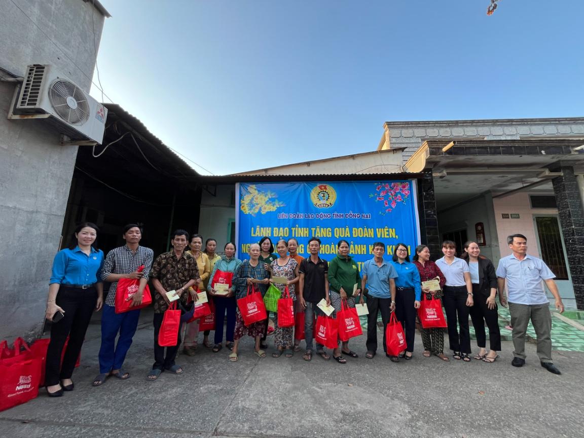 Nestle Viet Nam Dong Hanh Cung Lien Doan Lao Dong Tinh Dong Nai Tang 400 Phan Qua Cho Cong Doan Vien Cong Nhan Co Hoan Canh Kho Khan