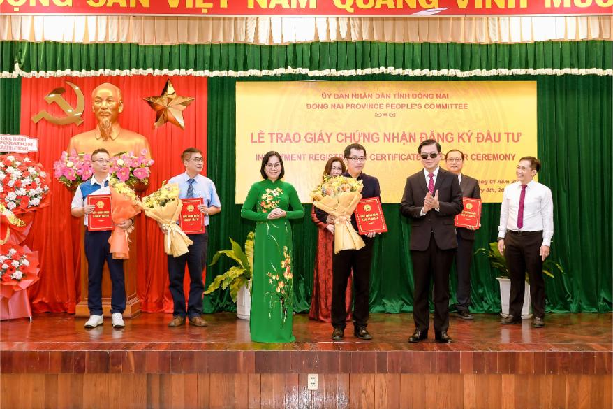 Ong Nguyen Hong Linh Bi Thu Tinh Uy Dong Nai Va Ba Nguyen Thi Hoang Pho Chu Tich Ubnd Tinh Dong Nai Trao Giay Chung Nhan Dau Tu Cho Ong Truong Hoang Phuong 