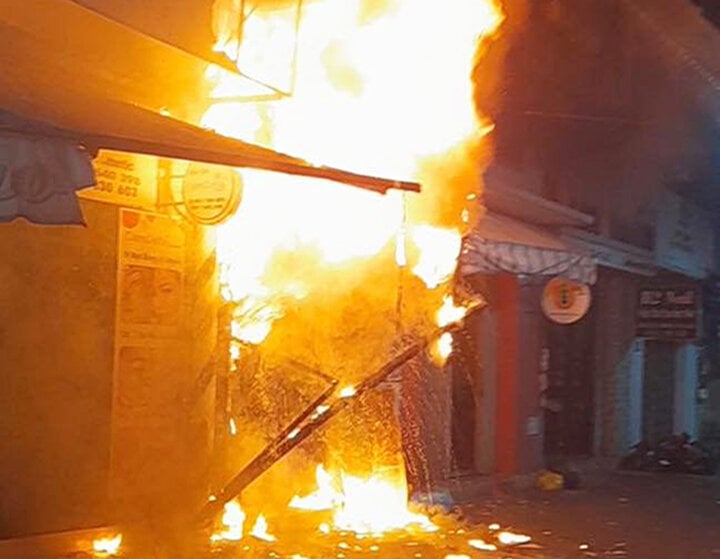 Chay Nha Luc Nua Dem 5 Nguoi Leo Qua Nha Hang Xom Thoat Than 2