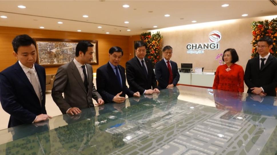 Cac dai bieu tham quan mo hinh San bay Quoc te Changi. 1 Nhà ga quốc tế Cam Ranh bắt tay cùng Changi Airports: dấu mốc nâng tầm quan hệ