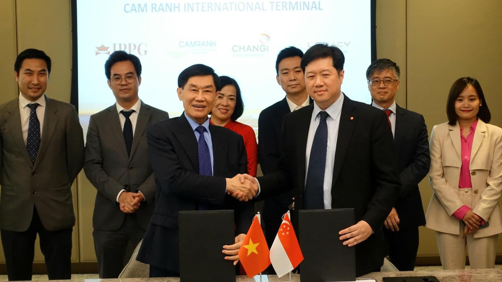 Ong Eugene Gan Giam Doc Dieu Hanh Changi Airports International Va Ong Johnathan Hanh Nguyen Chu Tich Hdqt Cty Cp Nha Ga Qte Cam Ranh Ky Ket Thoa Thuan Quan Ly 2 1