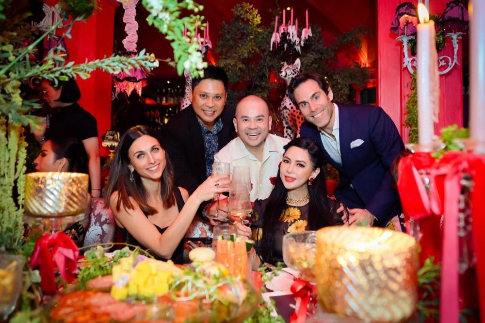 Tien Nguyen Cung Me Chuc Mung Doanh Nhan Duong Quoc Nam 8