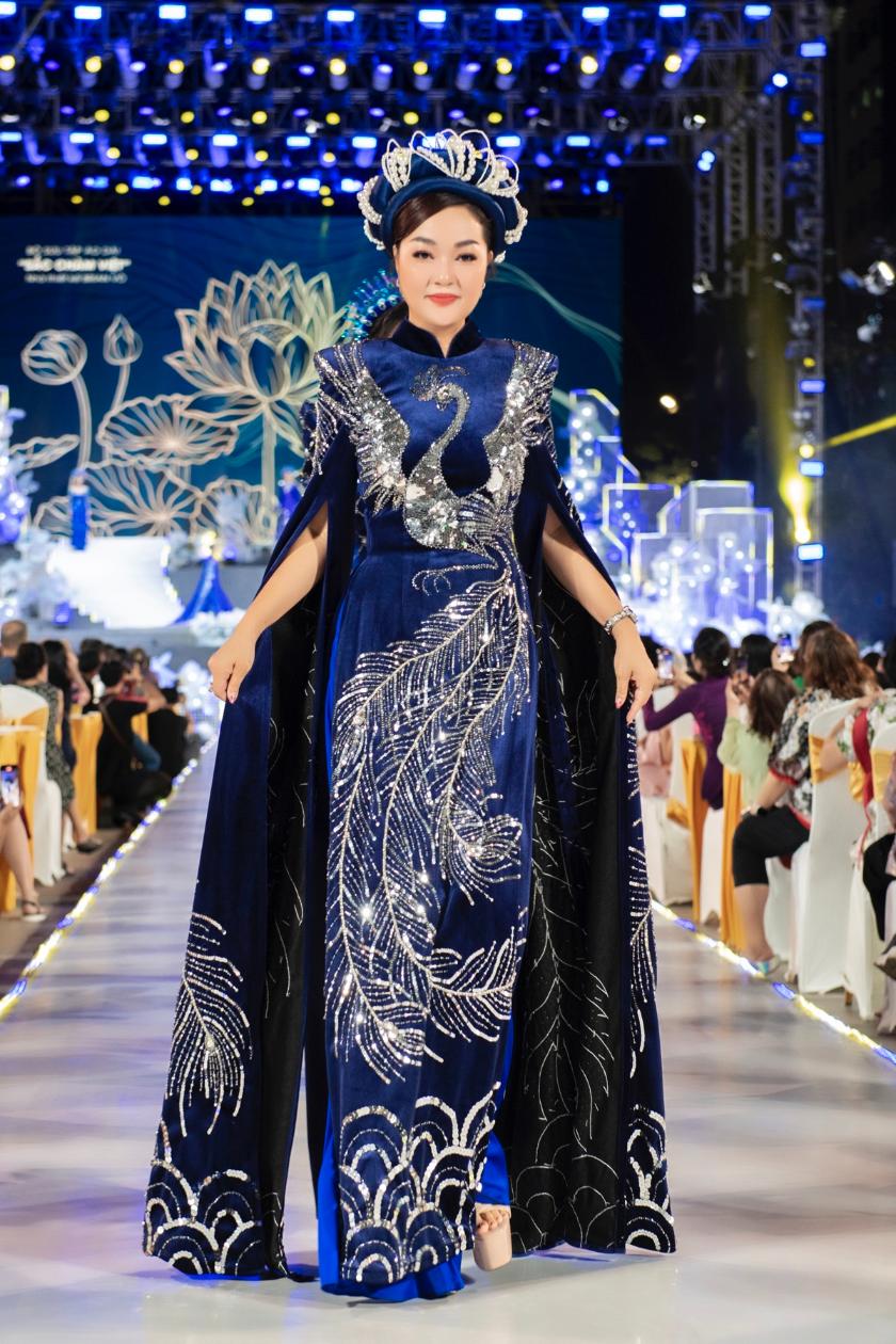 A91 1 Hoa hậu Hoàng Thanh Nga rạng rỡ trình diễn tại Lễ Hội Áo Dài 2024