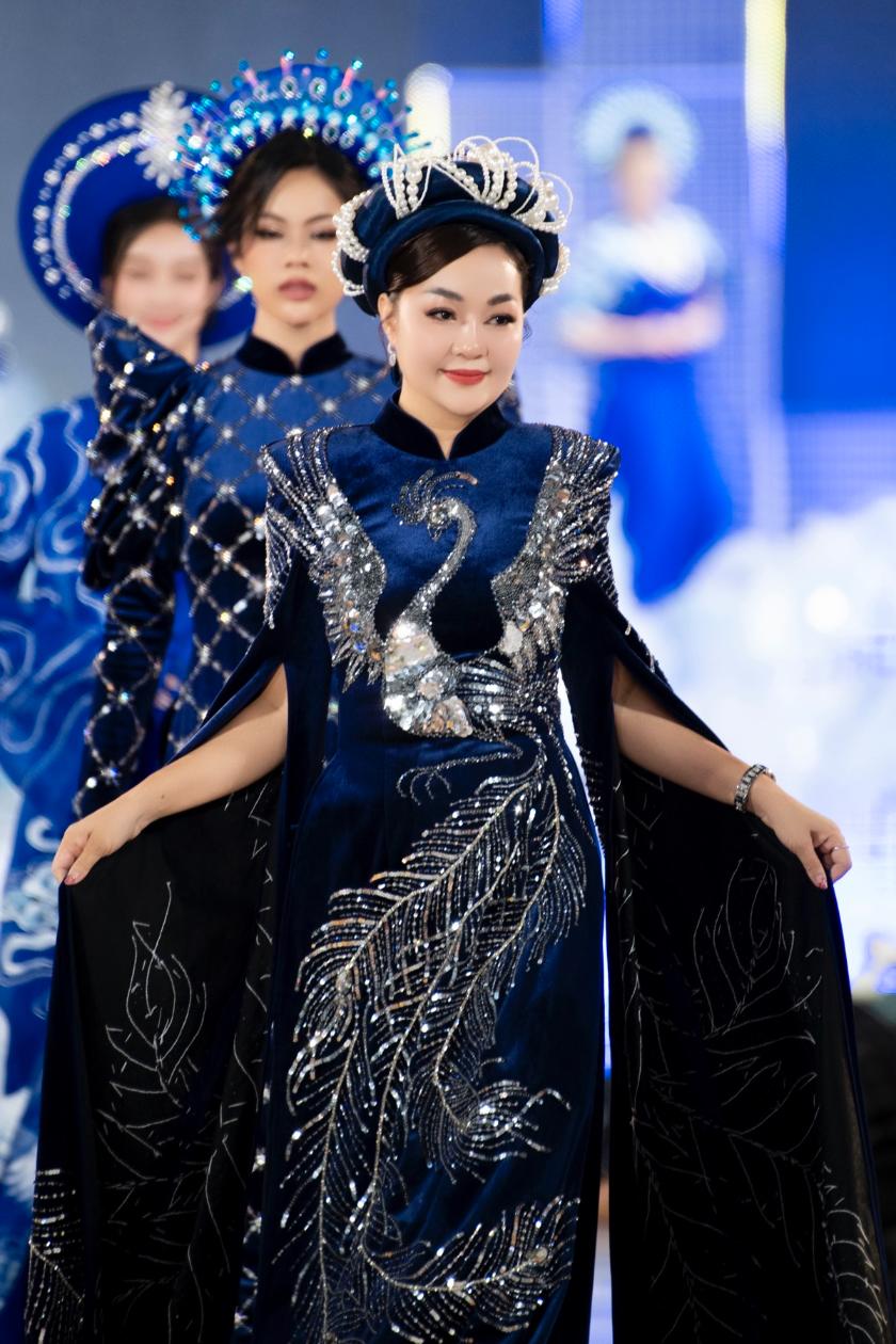 A921 Hoa hậu Hoàng Thanh Nga rạng rỡ trình diễn tại Lễ Hội Áo Dài 2024