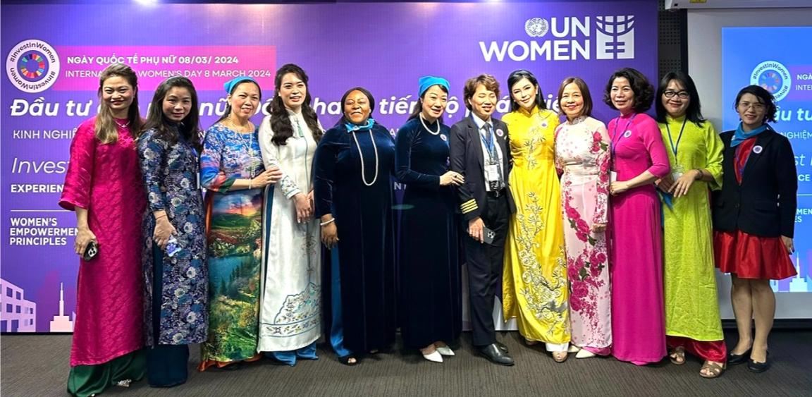 Ba Le Hong Thuy Tien Cung Cac Dai Dien Doanh Nhan Trong Cuoc Hoi Thao 1