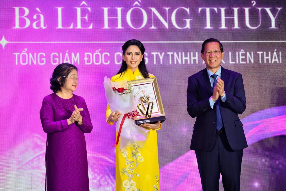 Ba Truong My Hoa Va Ong Phan Van Mai Trao Bang Khen Cho Doanh Nhan Le Hong Thuy Tien 1