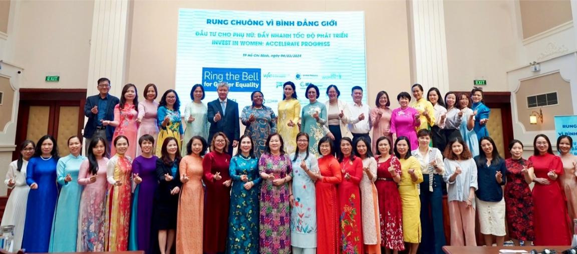 Cac Khach Moi Va Dai Dien Co Quan To Chuc Chup Hinh Luu Niem 1