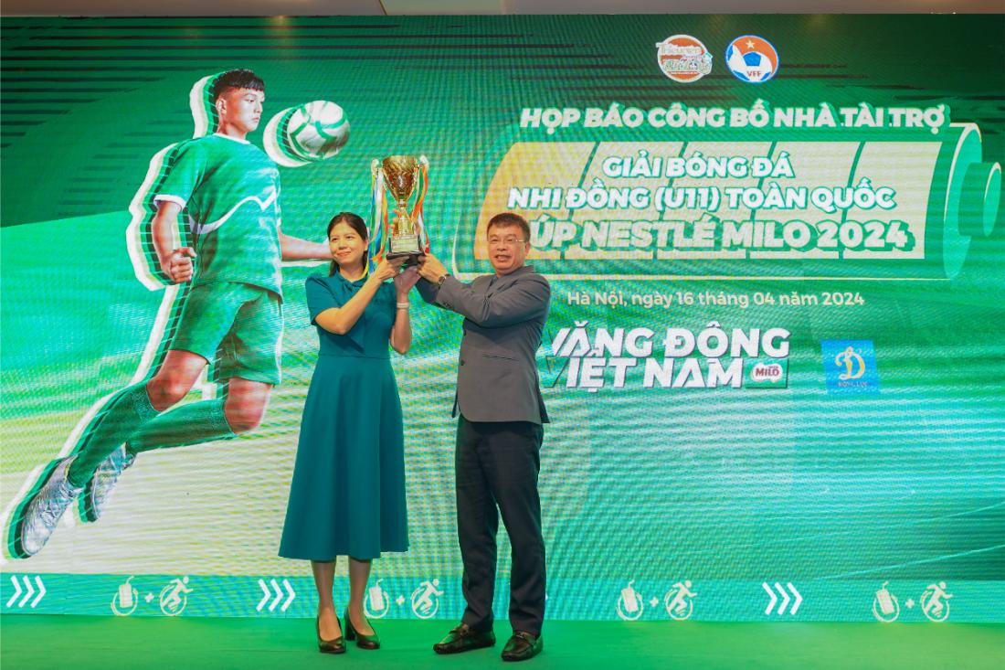 2. Nhan Hang Nestle Milo Trao Gui Chiec Cup Mua Giai 2024 Cho Ban To Chuc 3