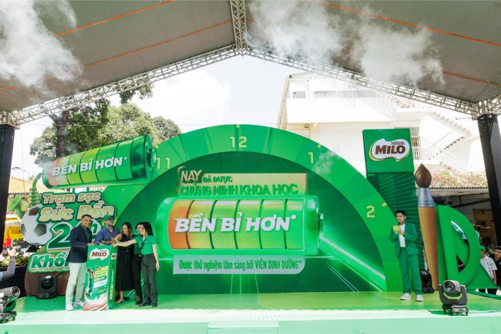 3. Đại Diện Nestlé Việt Nam Tiến Hành Nghi Thức Nạp Năng Lượng Cho Viên Pin Bền Bỉ Tại Sân Khấu Sự Kiện