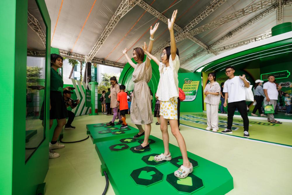 9. Mẹ Và Bé Cùng Nhau Có Những Khoảnh Khắc đáng Nhớ Khi Tham Gia Lớp Học Aerobics Và Lớp Học Thêm Tiếng Anh Tại Khu Vực Hoạt động Ngoại Khóa