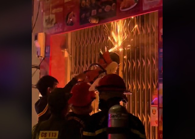 Kip Thoi Giai Cuu Doi Vo Chong Gia Mac Ket Trong Can Nha Chay 1