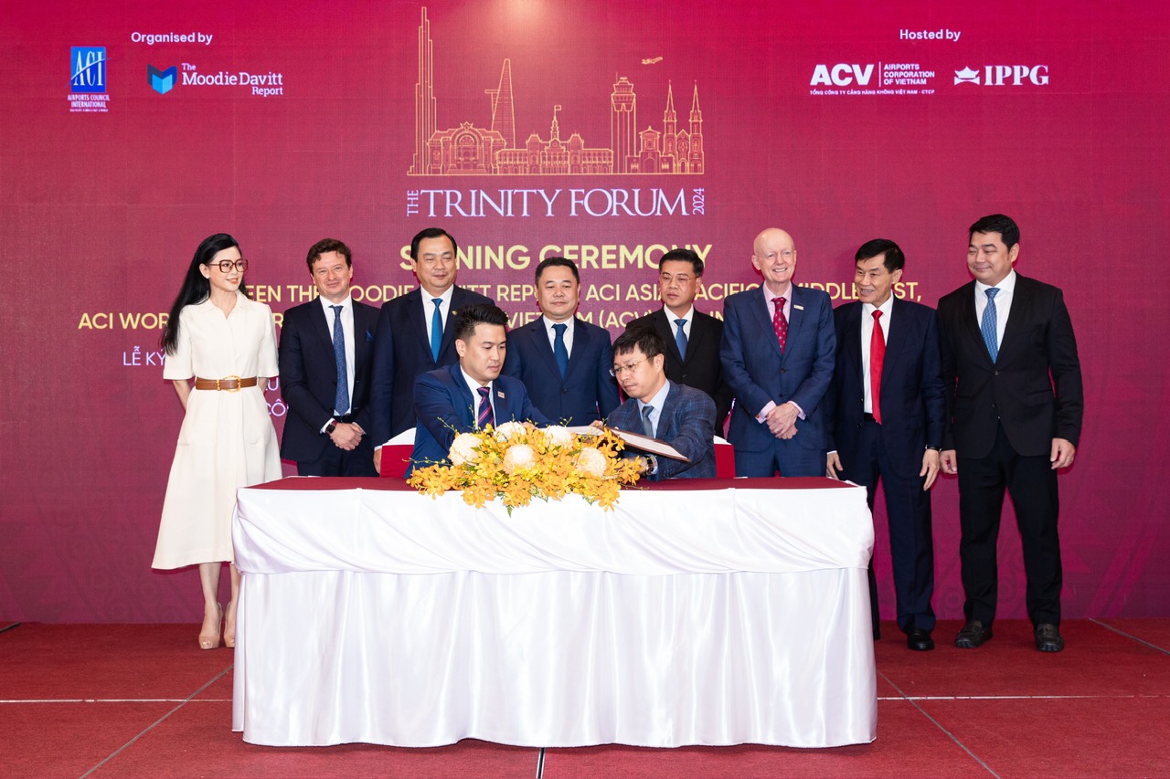 Ong Phillip Nguyen Trong Le Ky Ket 1