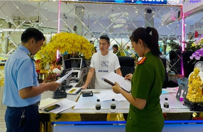 Tp Hcm Loat Tiem Ban Trang Suc Nhan Hieu Chanel Versace Louis Vuitton Nghi Gia Mao 1