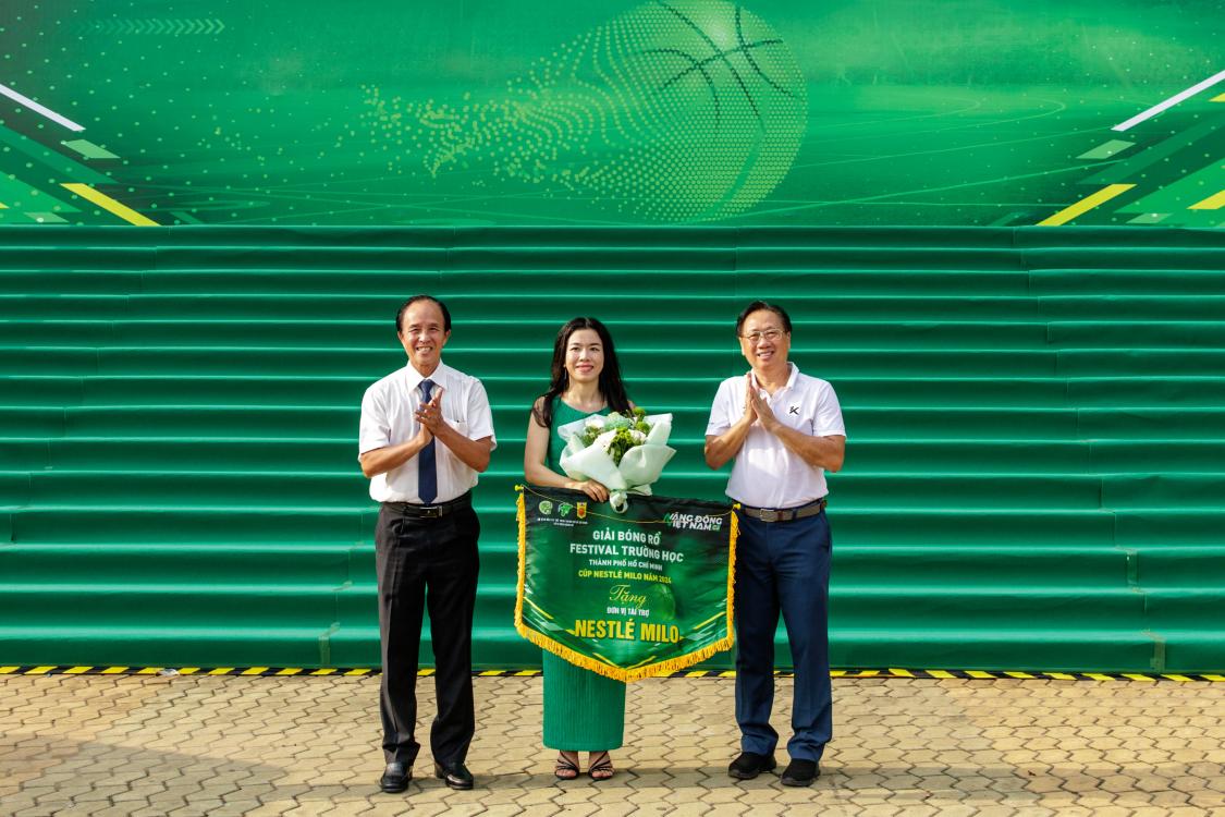 4. Ong Huynh Trong Khai Chu Tich Lien Doan Bong Ro Tphcm Ben Trai Va Ong Nguyen Nam Nhan – Pho Giam Doc So Van Hoa Va The Thao Tphcm Ben Phai Trao Hoa Va Co L 2 1