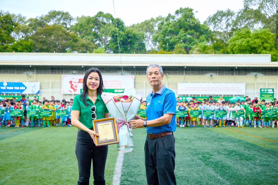 7.ong Ngo The Bang – Pho Chu Tich Lien Doan Bong Da Tp.hcm Trao Hoa Va Ky Niem Chuong Cho Ba Ba Le Bui Thi Mai Uyen Giam Doc Nganh Hang Milo Va Sua Cong Ty Nestl 4 1