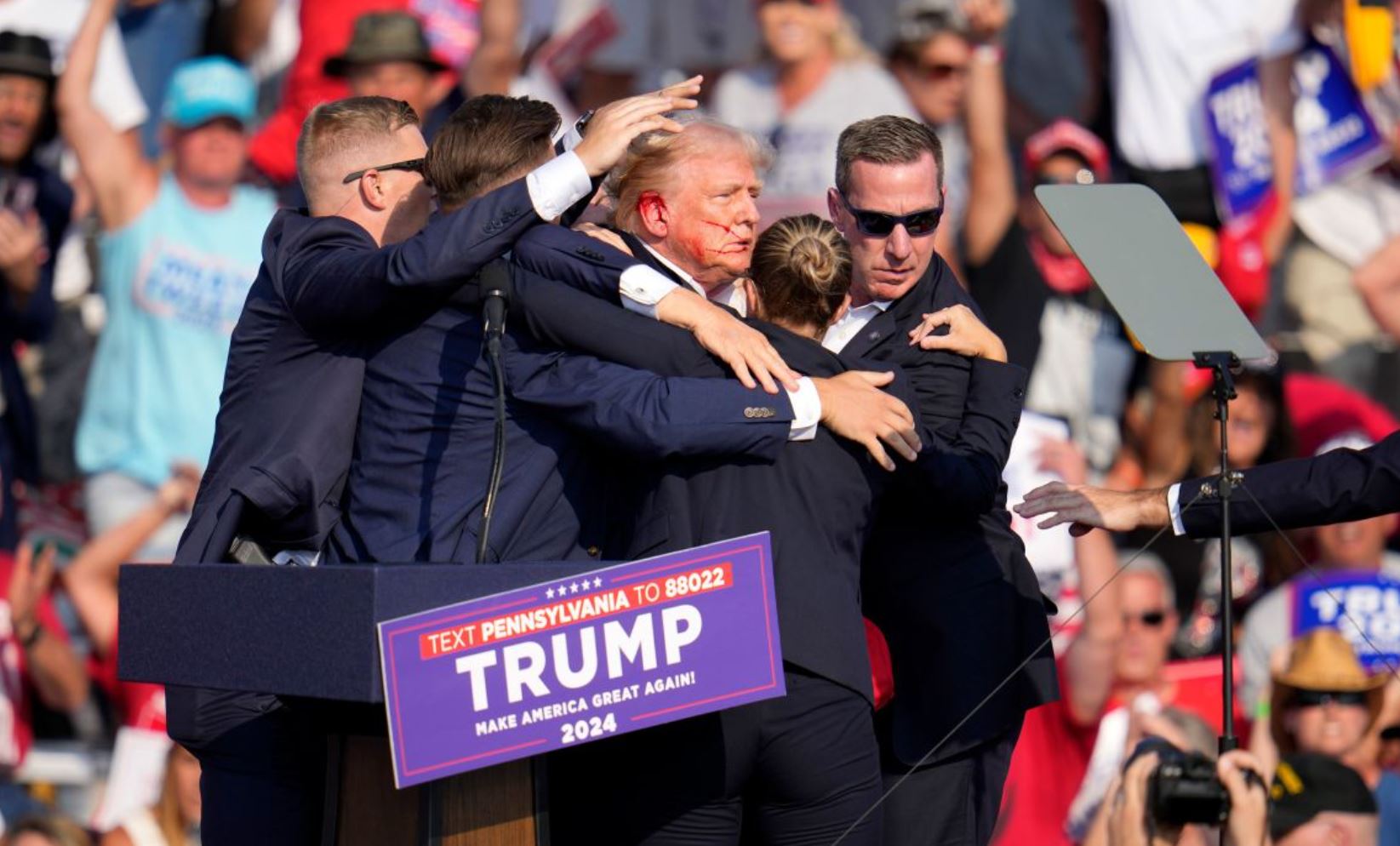 Ong Donald Trump Bi Ban Nga Xuong Tren San Khau Tranh Cu Mau Chay Day Mat 2