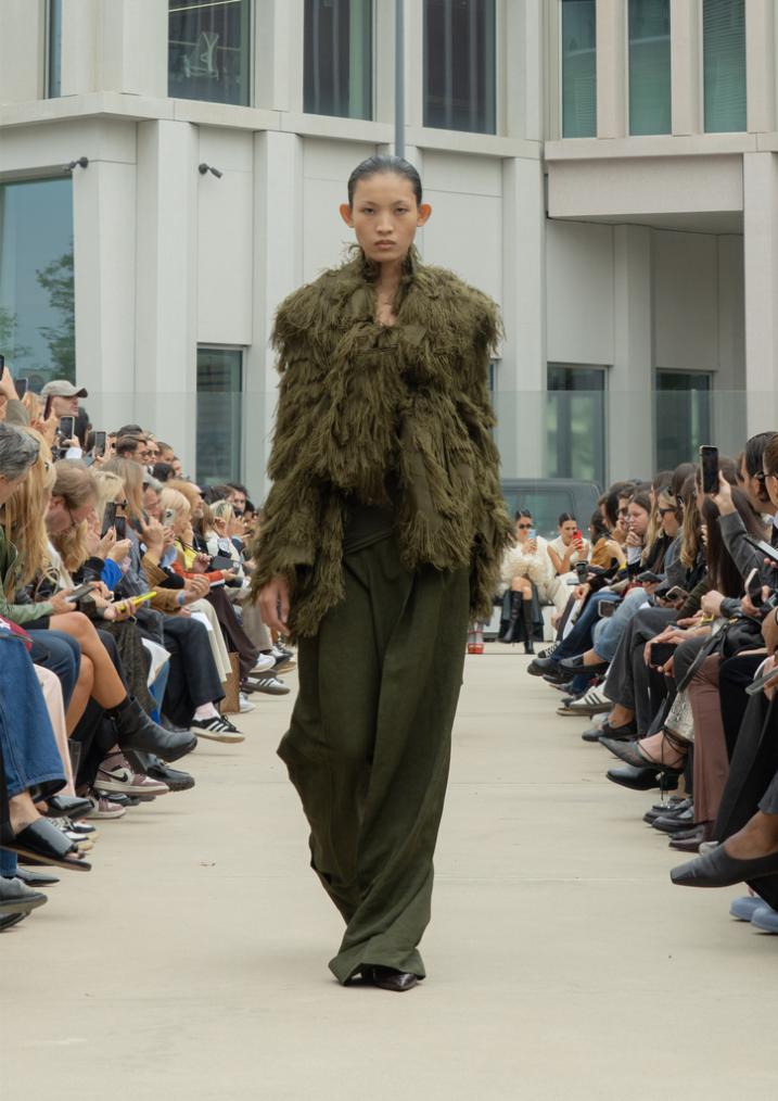 2. Xuat Hien Trong Show Dien Cua Thuong Hieu Calcaterraitaly Huynh Tu Anh Da De Lai An Tuong Manh Me Voi Phong Cach Chuyen Nghiep Va Than Thai Tu Tin 1 1