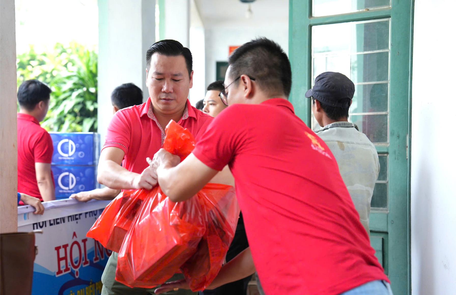 Nhung Phan Nhu Yeu Pham Duoc Trao Tan Tay Boi Cac Nhan Vien Cua Cong Ty Bia Sai Gon Mien Bac Va Cac Tinh Doan Vien 2