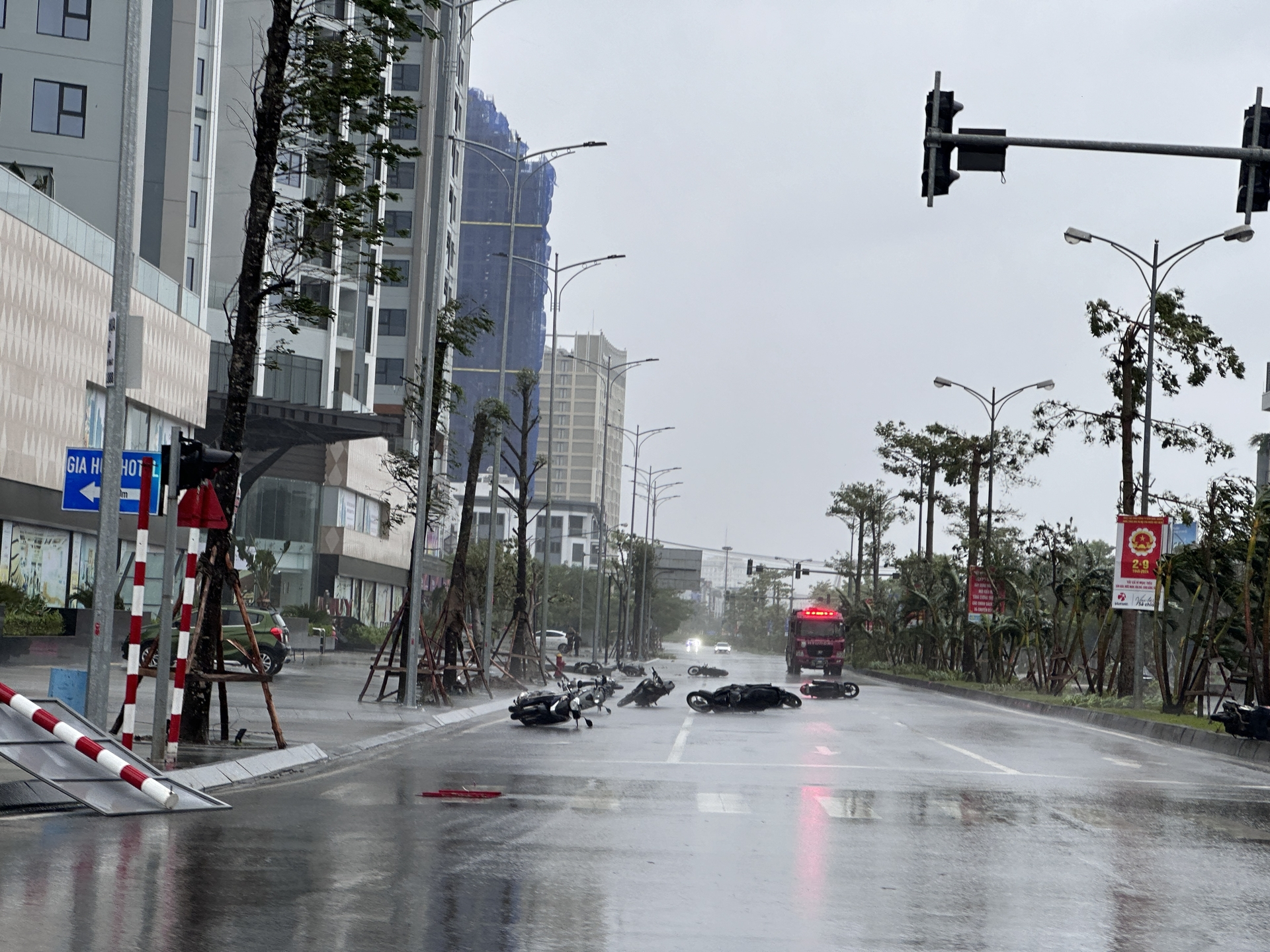 Bao Yagi Tien Vao Dat Lien Mai Ton Bi Thoi Bay Cay Coi Do La Liet 11