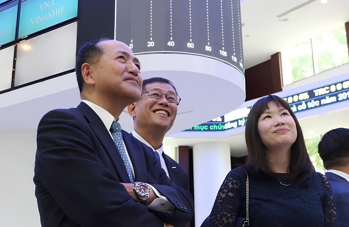 Khoi Ngoai Mua Rong 1528 1