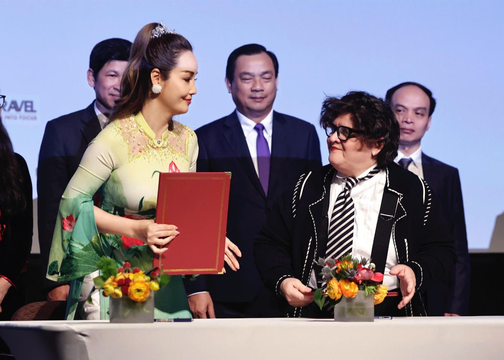 H1b Dao Dien Nha San Xuat Dien Vien Mai Thu Huyen Tgd Tincom Media Ky Mou Voi Dao Dien Nha San Xuat Nha Bien Kich Carol M Dorn Tgd Cua Cong Ty Glopaul 2 1